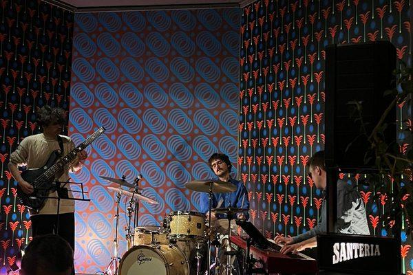 Magga Trio sul palco, luce blu e folla